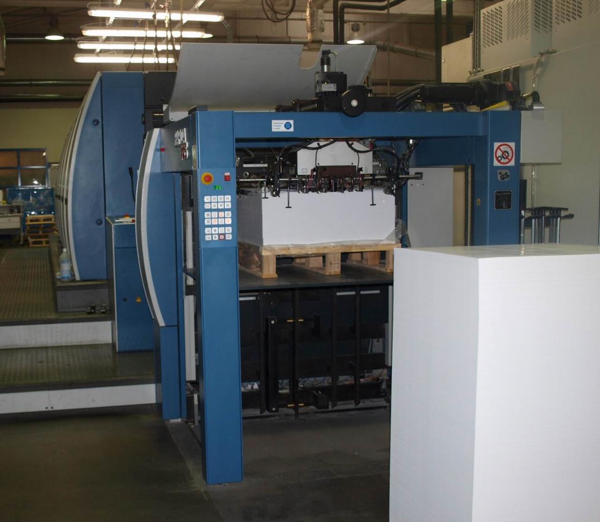 [09/07/2009] Blick von vorne auf eine Bogenoffsetmaschine mit Stapelanleger für die (unbedruckten) Druckbögen des Umschlagdrucks. 