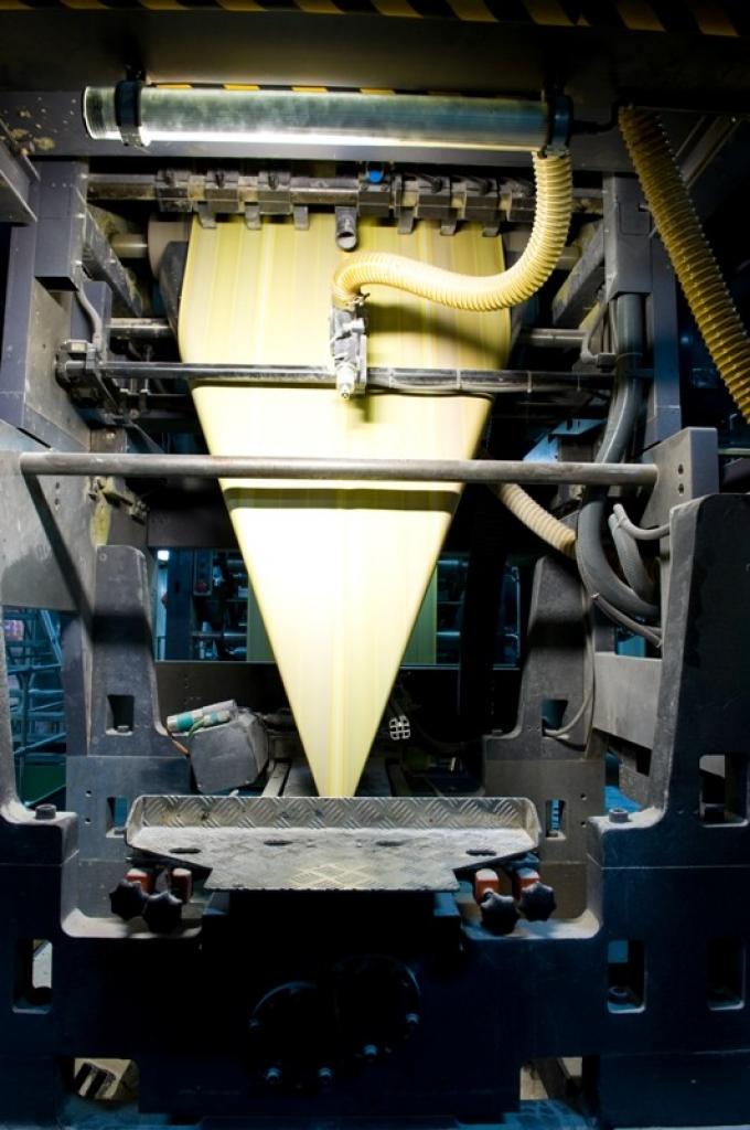 [09/07/2009] Druckmaschine: Trichter am Falzappart zur Erzeugung derLängsfalzung bei voller Produktionsgeschwindigkeit. 