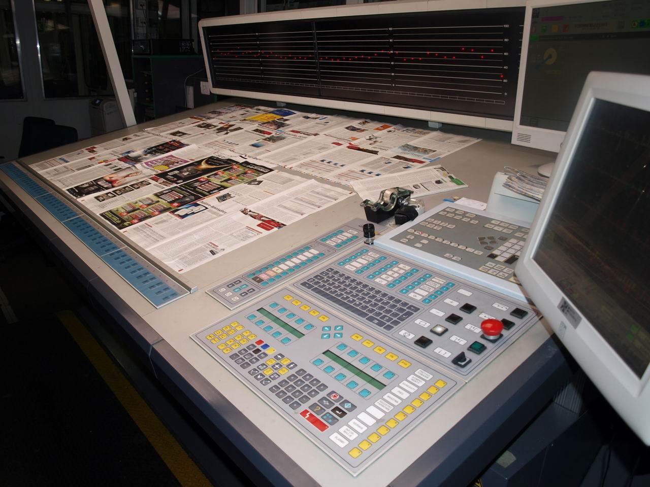 [09/07/2009] Leitstand: Farbabstimmpult einer Rollenoffsetmaschine zur Farbregelung mit dem farbverbindlichen Prüfdruck eines Inhaltsbogens.