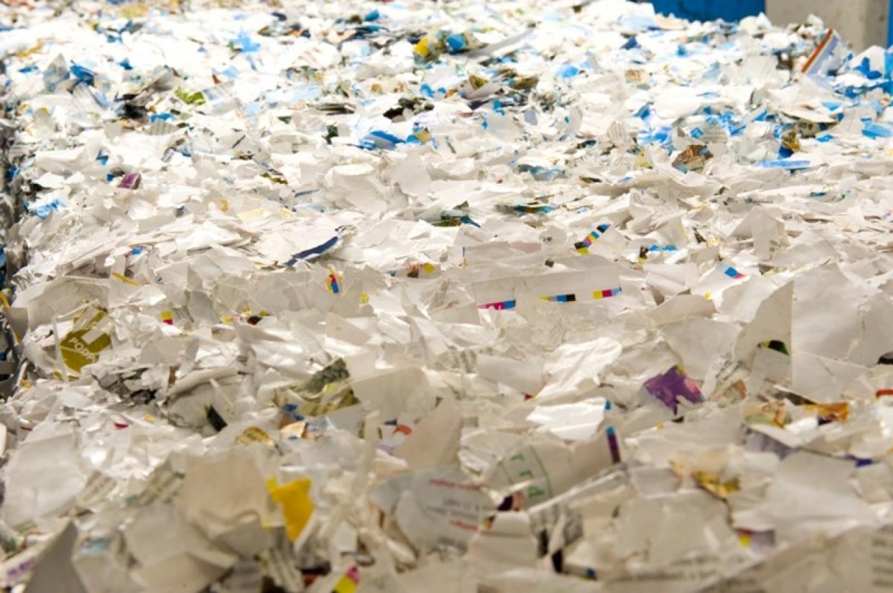 [09/07/2009] Papiermakulatur an der Druckmaschine: Ein bestimmte Menge Papier wird als Zuschuss für das Einrichten der Maschine und Fortdruck benötigt. Die Makulatur wird aber als wertvoller Rohstoff wieder der Altpapieraufbereitung zugeführt, um daraus Recycling-Papier zu gewinnen. 