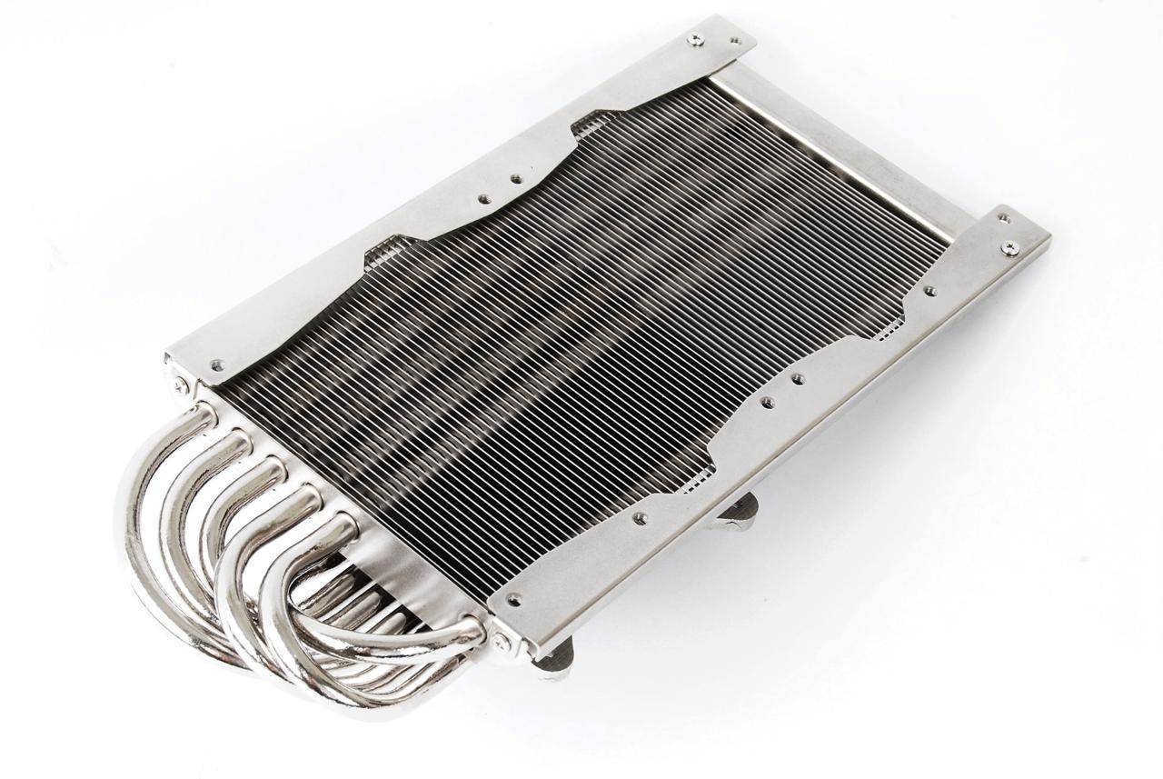 [08/07/2009] Thermalrights T-Rad2 GTX fasst wahlweise zwei 92-Millimeter- oder einen 120-Millimeter-Ventilator. Sechs vernickelte Heatpipes übernehmen den Wärmetransport an die Kühllamellen. (1)