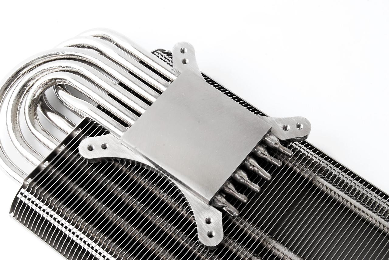 [08/07/2009] Thermalrights T-Rad2 GTX fasst wahlweise zwei 92-Millimeter- oder einen 120-Millimeter-Ventilator. Sechs vernickelte Heatpipes übernehmen den Wärmetransport an die Kühllamellen. (2)