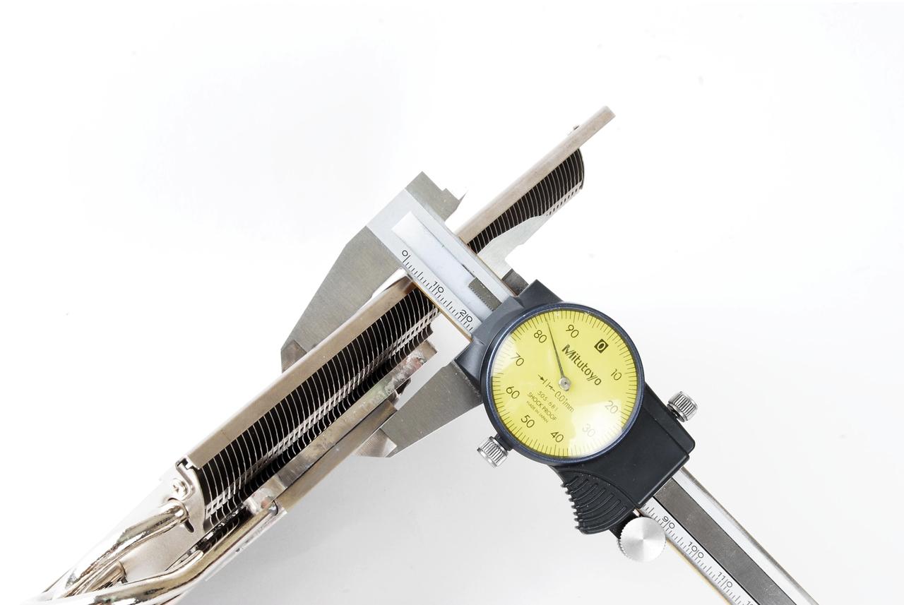 [08/07/2009] Thermalrights T-Rad2 GTX fasst wahlweise zwei 92-Millimeter- oder einen 120-Millimeter-Ventilator. Sechs vernickelte Heatpipes übernehmen den Wärmetransport an die Kühllamellen. (4)