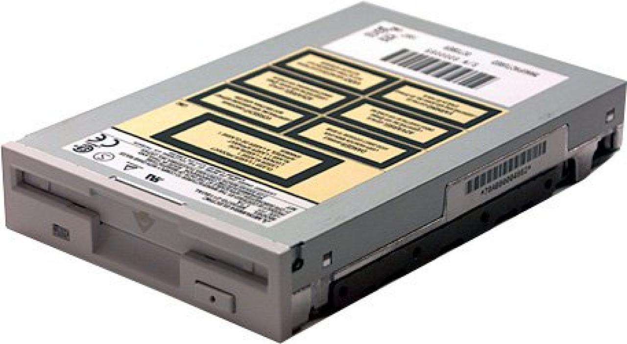 [08/07/2009] LS-120-Superdisk-Laufwerke: Damals zwar verhältnismäßig groß, aber auch extrem langsam, teuer und vollkommen uninteressant.