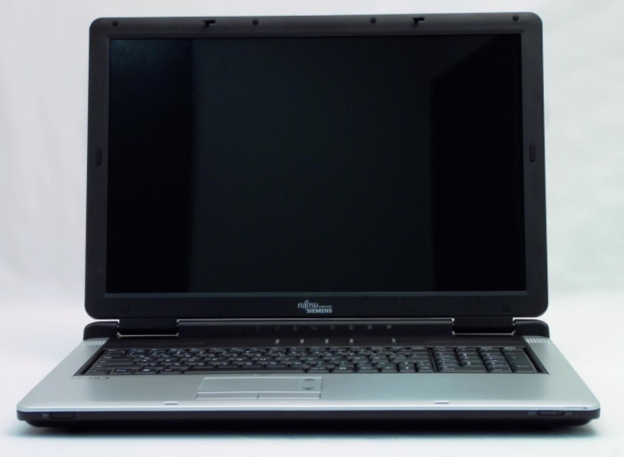 [17/07/2009] Ende 2007 hat auch Fujitsu Siemens mit dem Amilo Xi 1554 ein Notebook für Spieler im Angebot. Es verfügte über ein 17-Zoll-LCD (1.920 x 1.200), einen Intel Core 2 Duo T7400, eine Ati Mobility Radeon X1900 (446 MHz) sowie 2 GiByte RAM und 160 GByte Massenspeicher.