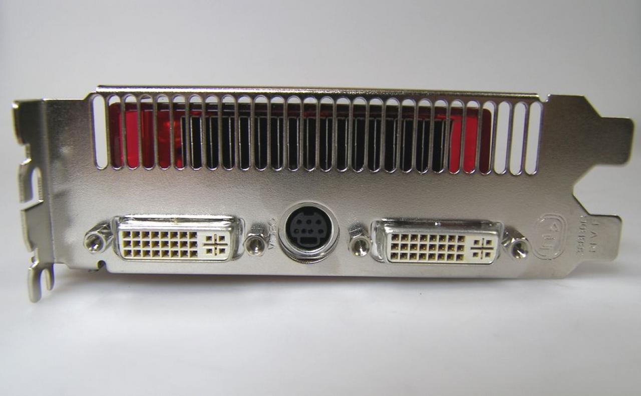 [29/07/2009] Zwei Grafikausgänge: dank Hydravision bald Standard bei Ati-Karten (hier eine moderne Radeon HD 4870 mit zwei DL-DVI-I-Ausgängen)