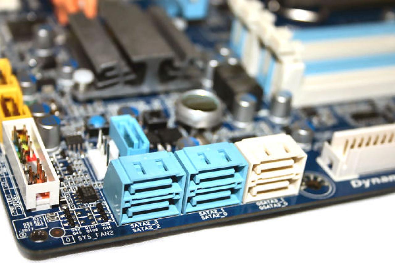 [13/07/2009] Mit dem GA-P55M-UD4 stellt Gigabyte das erste Micro-ATX-Mainboard für Intels kommende Lynnfield-Generation (Core i5) vor. (9)