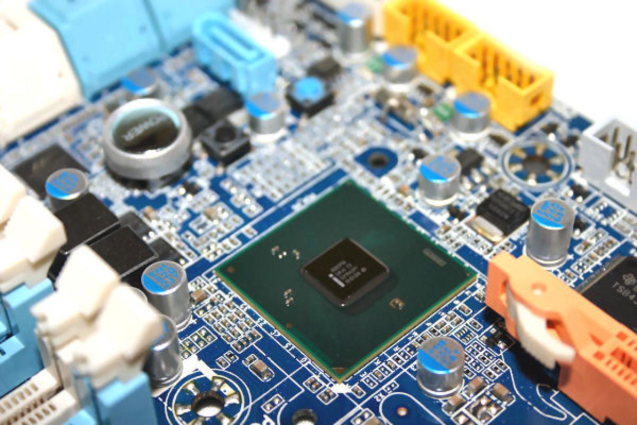 [13/07/2009] Mit dem GA-P55M-UD4 stellt Gigabyte das erste Micro-ATX-Mainboard für Intels kommende Lynnfield-Generation (Core i5) vor. (12)