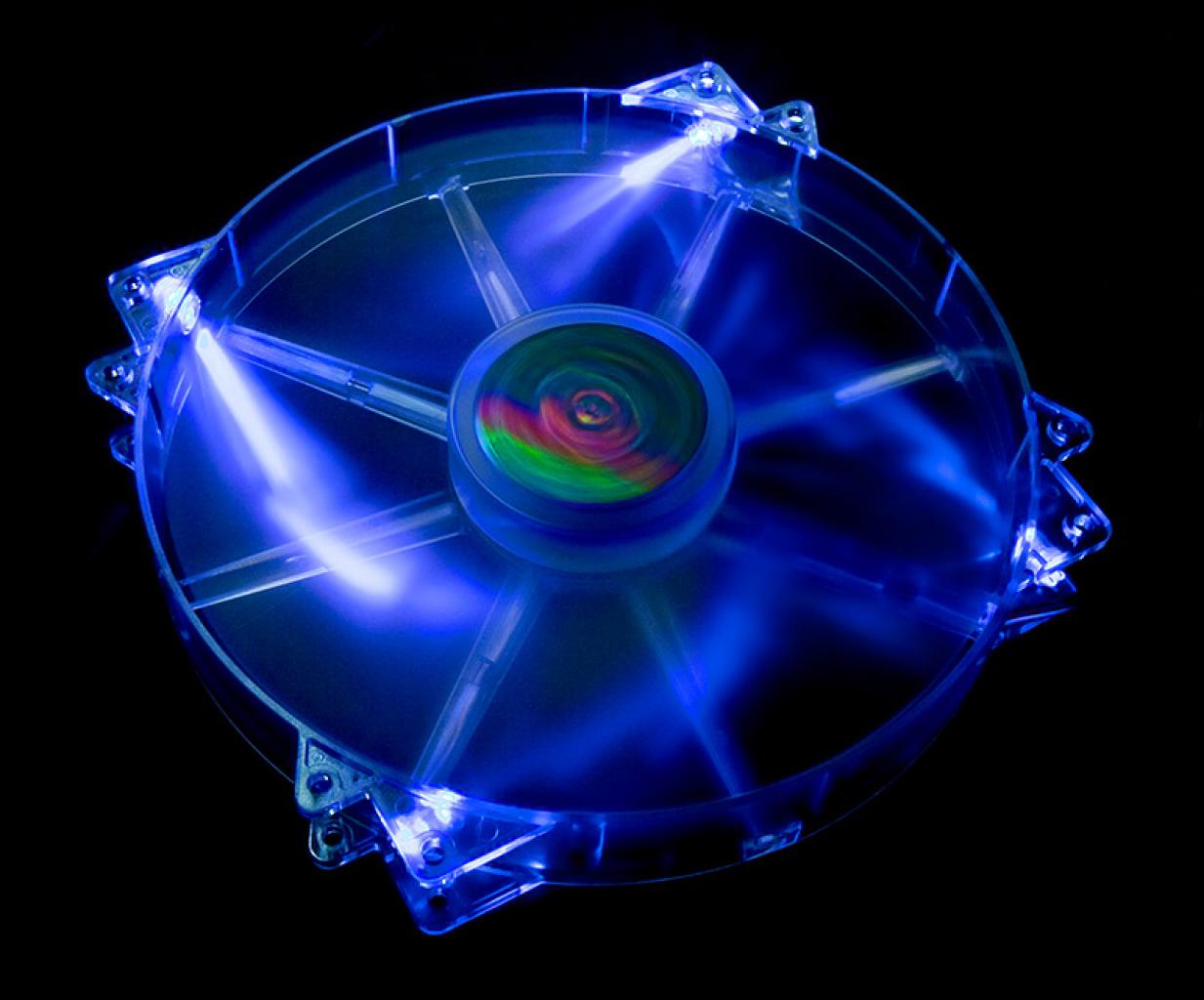 [15/07/2009] 200-Millimeter-Lüfter Megaflow von Cooler Master mit blauen LEDs.
