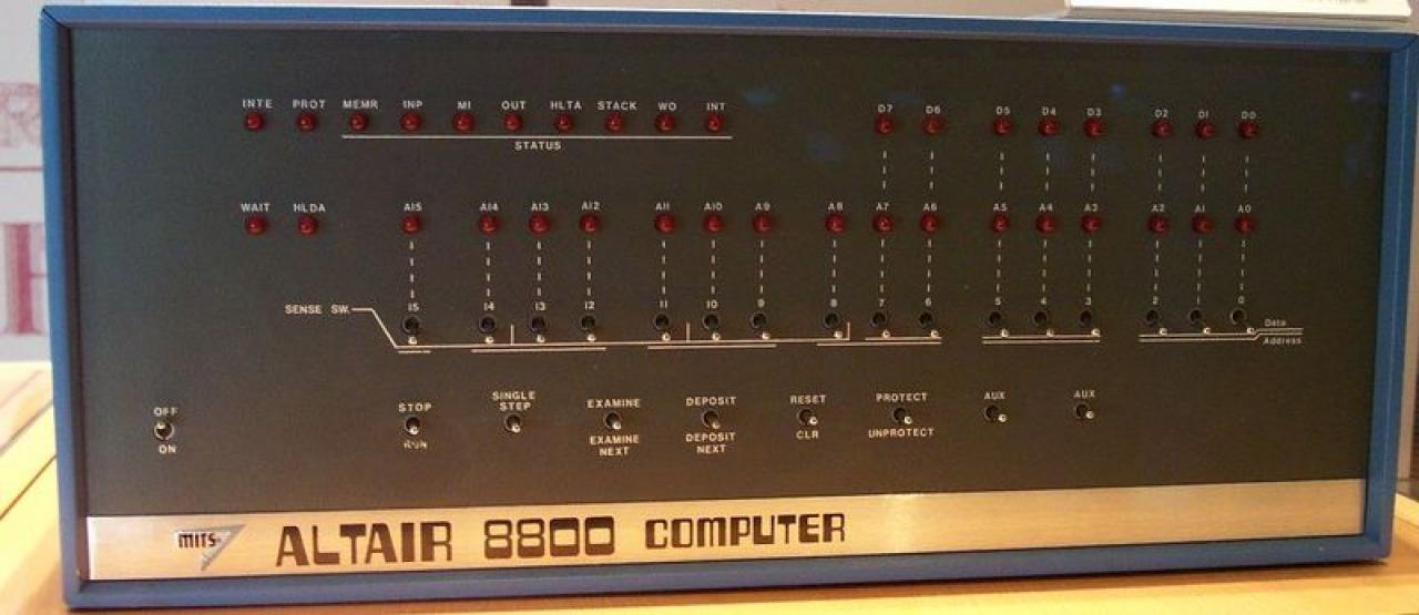 [21/07/2009] Der Altair 8800 ist nur über Kippschalter zu bedienen, die Ausgabe erfolgt über blinkende LEDs.