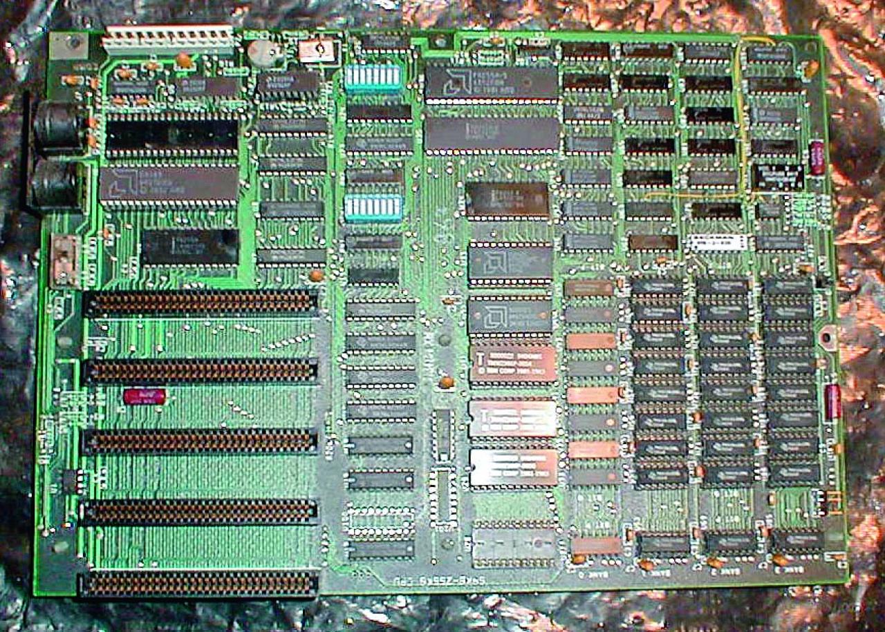 [02/07/2009] IBM-PC 5150 von 1981: Der IBM-PC verwendet 8-bittige ISA-Steckplätze.