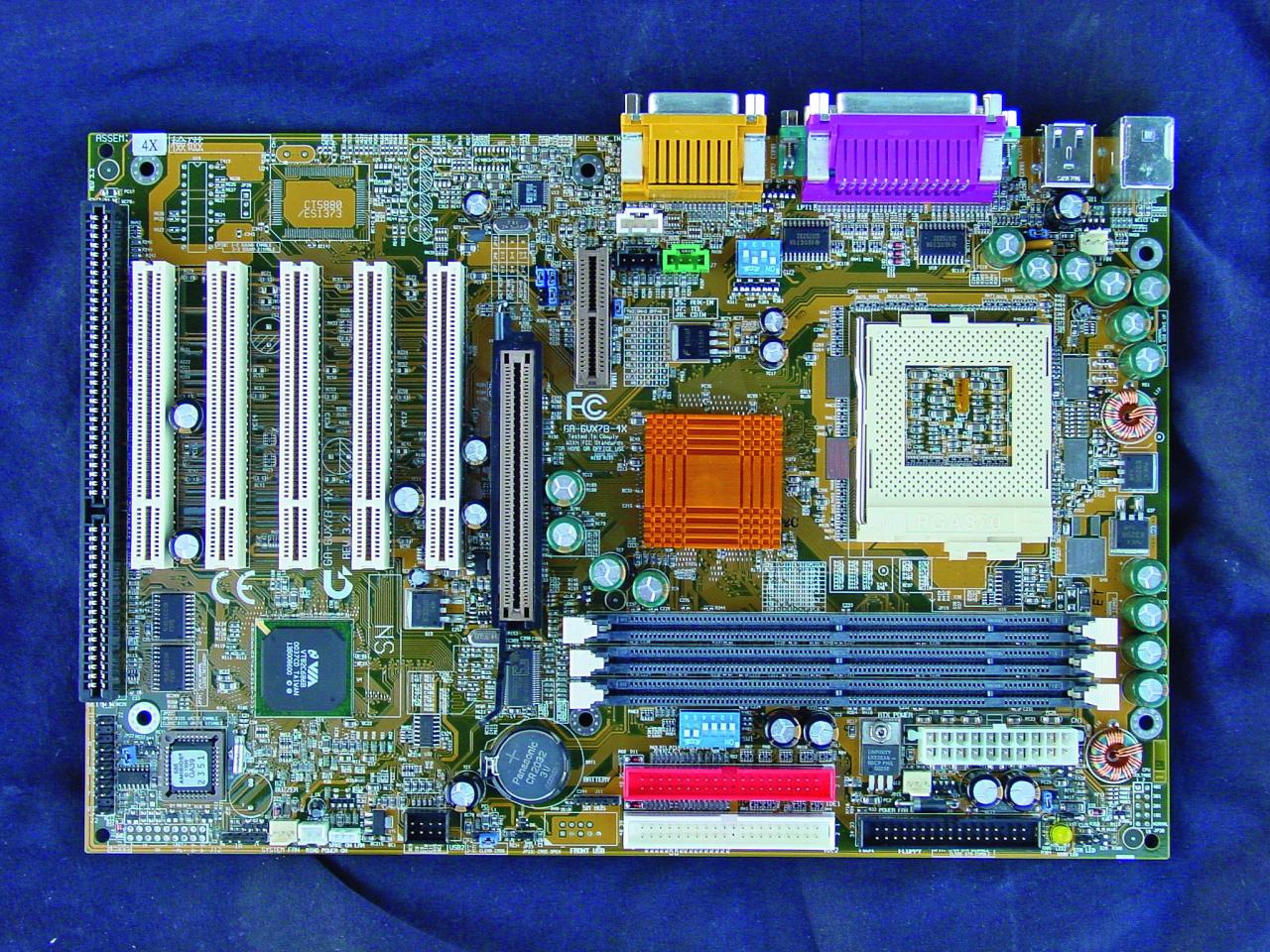 [02/07/2009] Pentium-III-Platine von 1999: Der Sockel hat sich durchgesetzt. Slotplatinen sind out.
