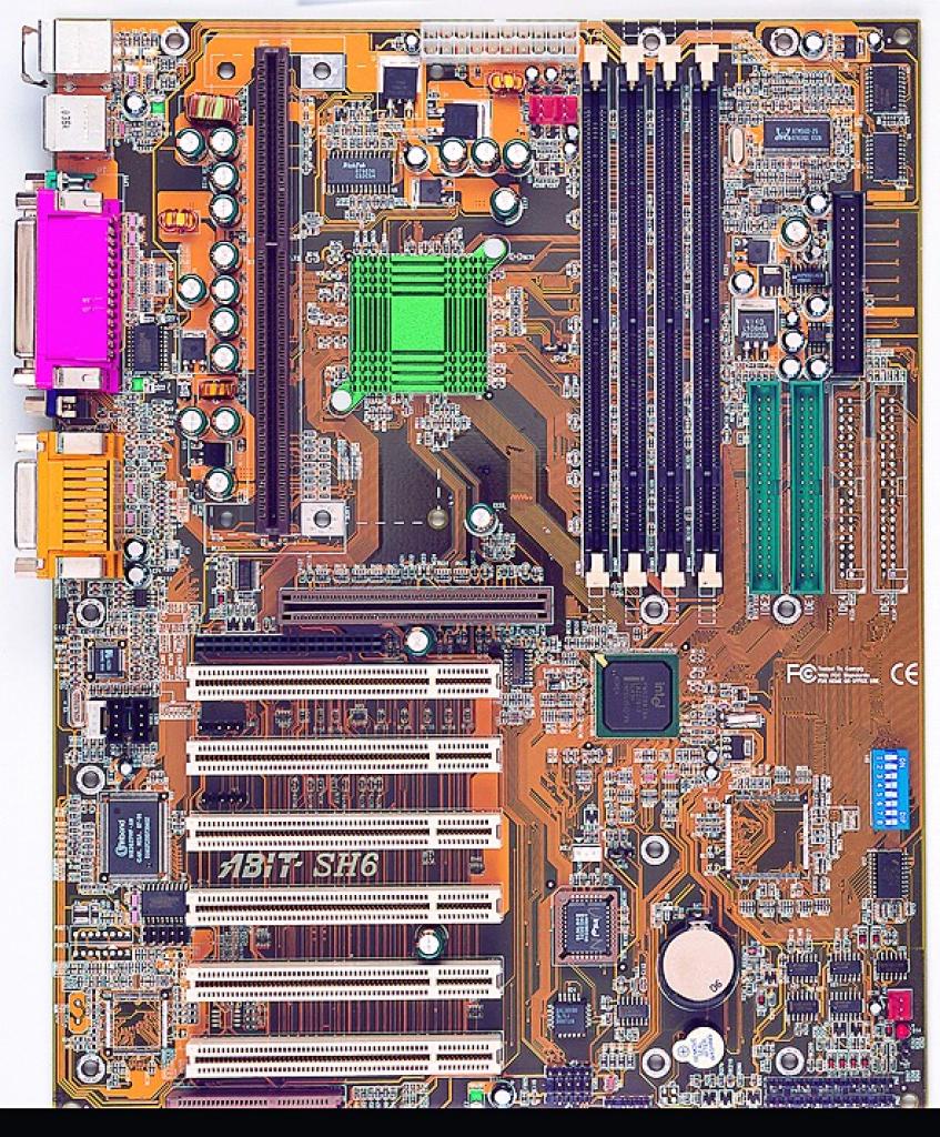 [02/07/2009] Pentium-II-Platine von 1997: Wenig Später kam der AGP-Steckplatz hinzu.