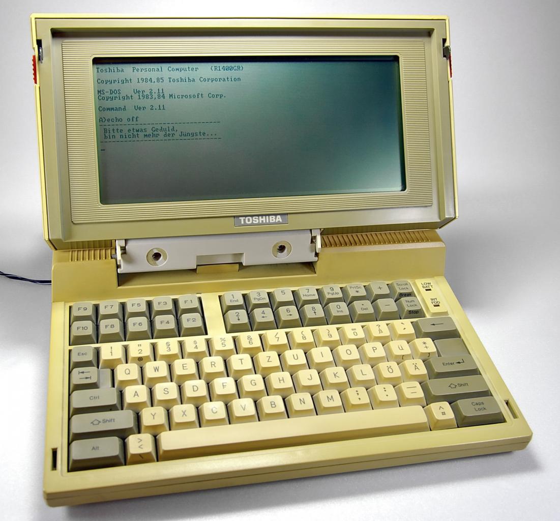 [17/07/2009] Toshiba T1100 aus dem Jahr 1987, erreichte schon 8 Stunden Akkulaufzeit.