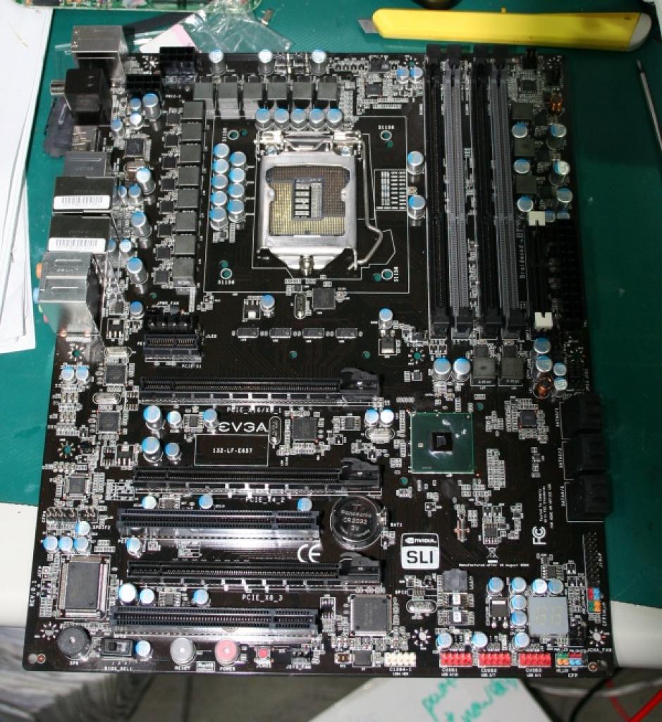 [25/07/2009] EVGAs Beitrag zum LGA-1156-Overclocking - komplett mit zwei Taktgebern, zwei CPU-Stromanschlüssen und 12 Phasen.
