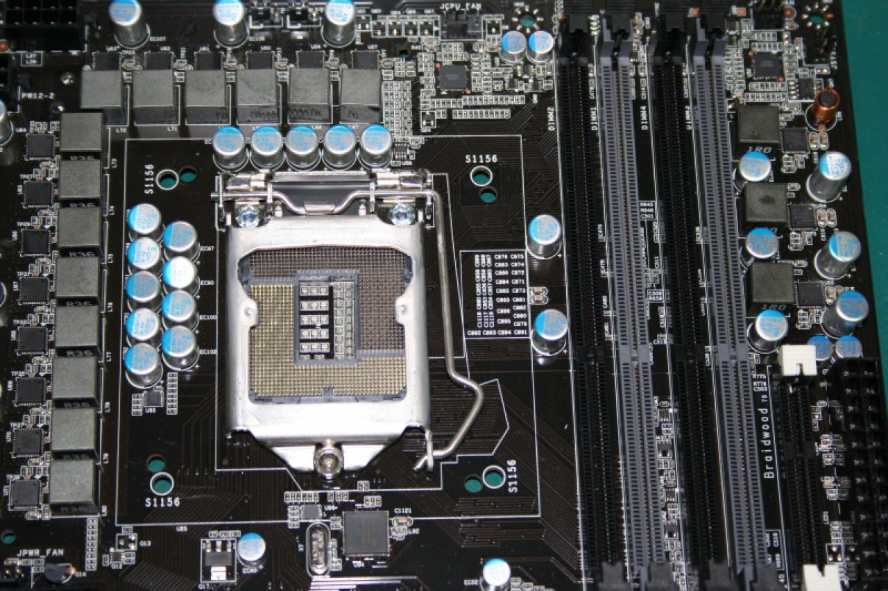 [25/07/2009] Rund um den LGA 1156 finden sich neben den von Intel spezifizierten Montagelöchern auch noch ein zweiter Satz, der die vom LGA 775 bekannten Abstände aufweist.