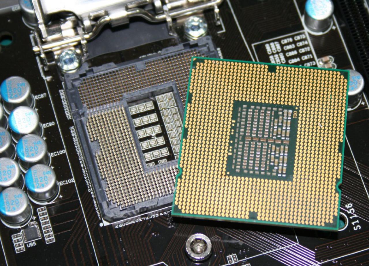 [25/07/2009] Im Sockel finden sich die gleichen hochwertigen Kondensatoren, die sonst auf CPUs verbaut werden.