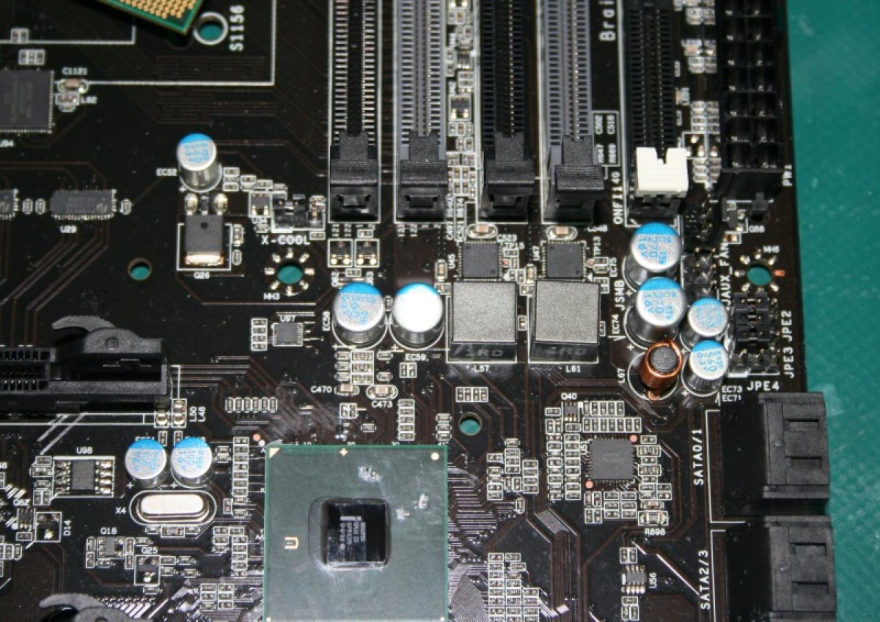 [25/07/2009] Jumper (rechts mittig) ermöglichen es, die Stromzufuhr der PCI-E-Karten abzuschalten.
