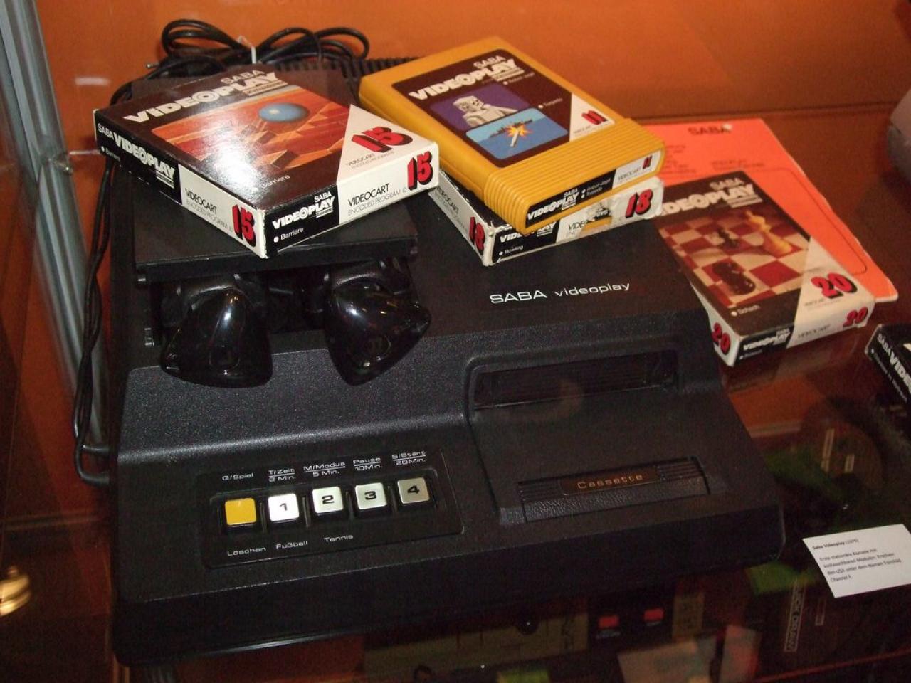 [22/08/2009] 1976: Saba Videoplay/Fairchild Channel F, die erste Konsole mit wechselbaren Spielmodulen