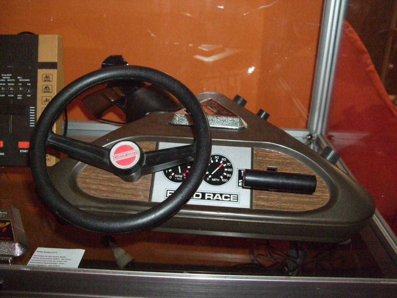 [22/08/2009] 1977: Telstar Arcade - Konsole und drei Controller in einem: Lenkrad, Lichtpistole, Drehregler
