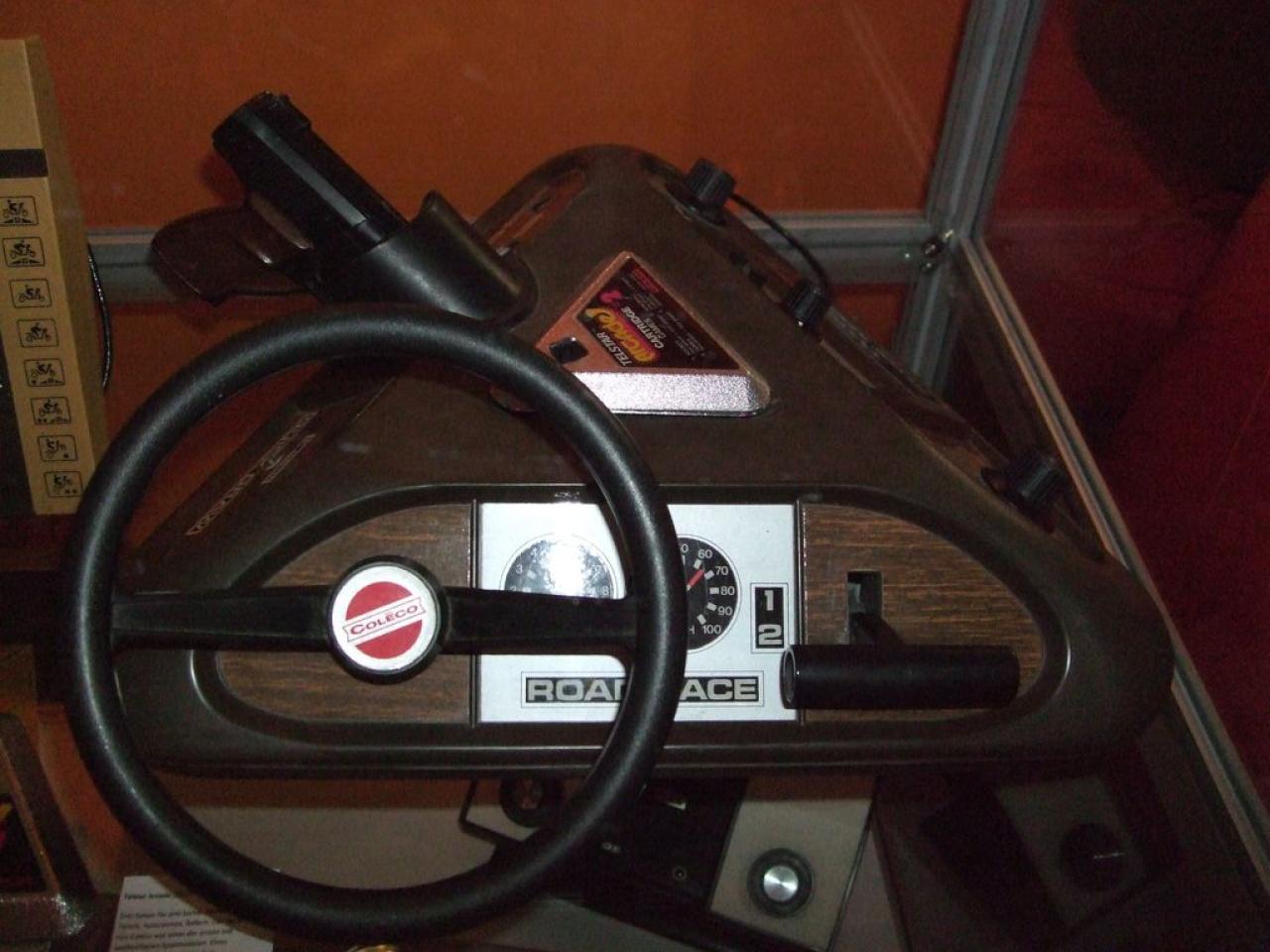 [22/08/2009] 1977: Telstar Arcade - Konsole und drei Controller in einem: Lenkrad, Lichtpistole, Drehregler
