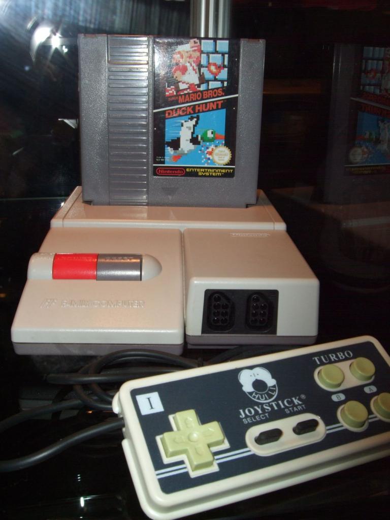 [22/08/2009] 1983: Nintendo Entertainment System/NES, hier das Toploader-Redesign von 1993