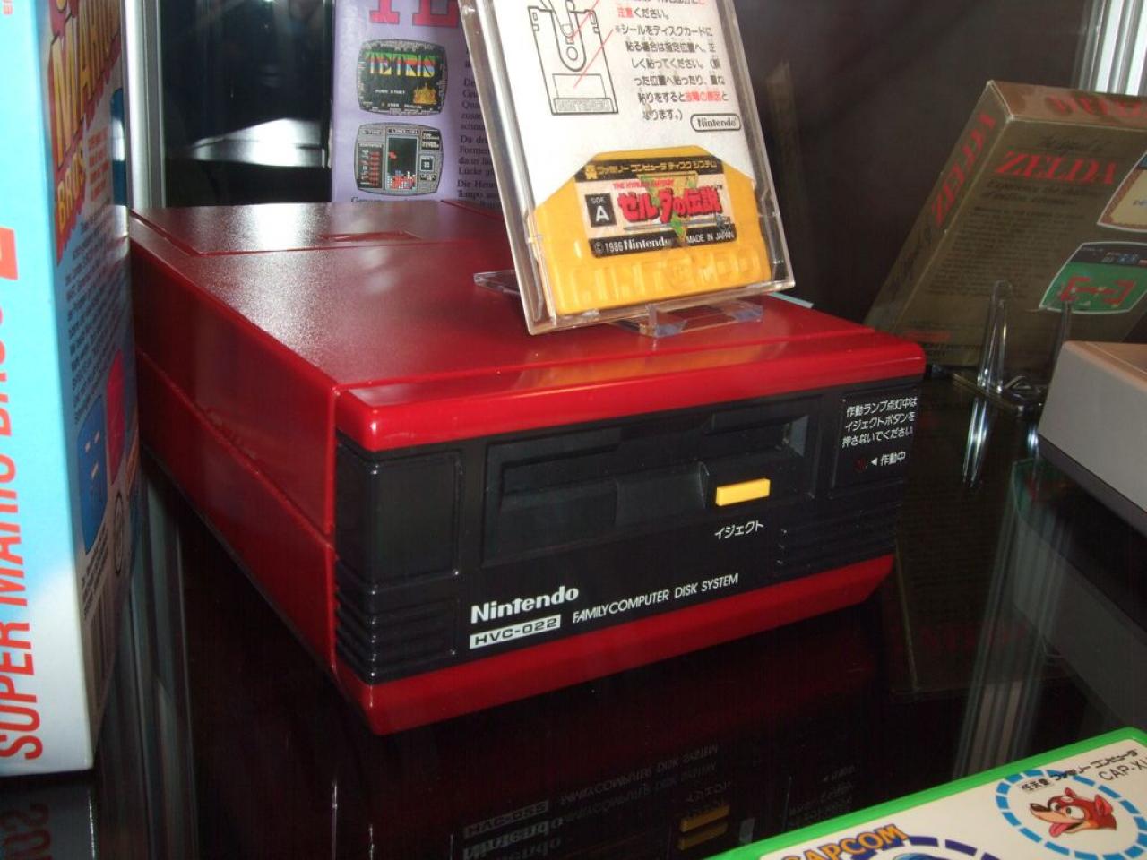 [22/08/2009] 1983: Fürs Famicom/NES gab es in Japan ein Diskettenlaufwerk namens Famicom Disk (1986)