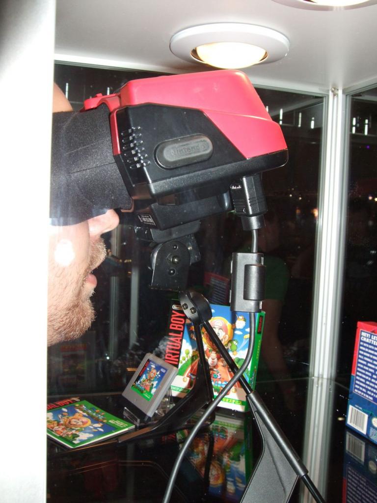 [22/08/2009] 1995: Virtual Boy, Nintendos größter Fehlschlag. Als portable Konsole und Game-Boy-Nachfolger konzipiert, aber nur stationär zu benutzen.