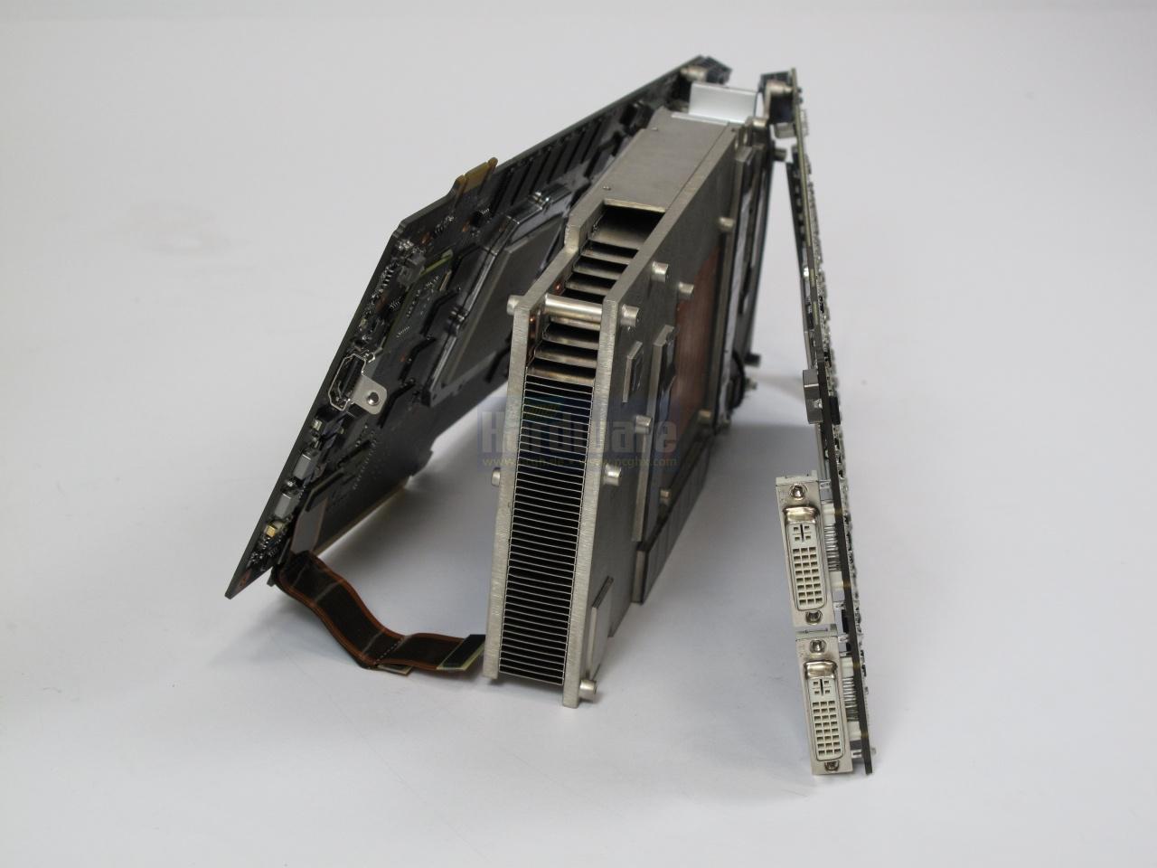 [31/08/2009] Asus Mars: Das PCGH-Explosionsbild. Der Kühler sitzt zwischen den zwei PCBs (