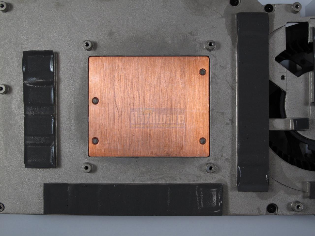 [31/08/2009] Asus Mars: Eine der zwei kupfernen Kühlplatten mit Kontakt zur GPU