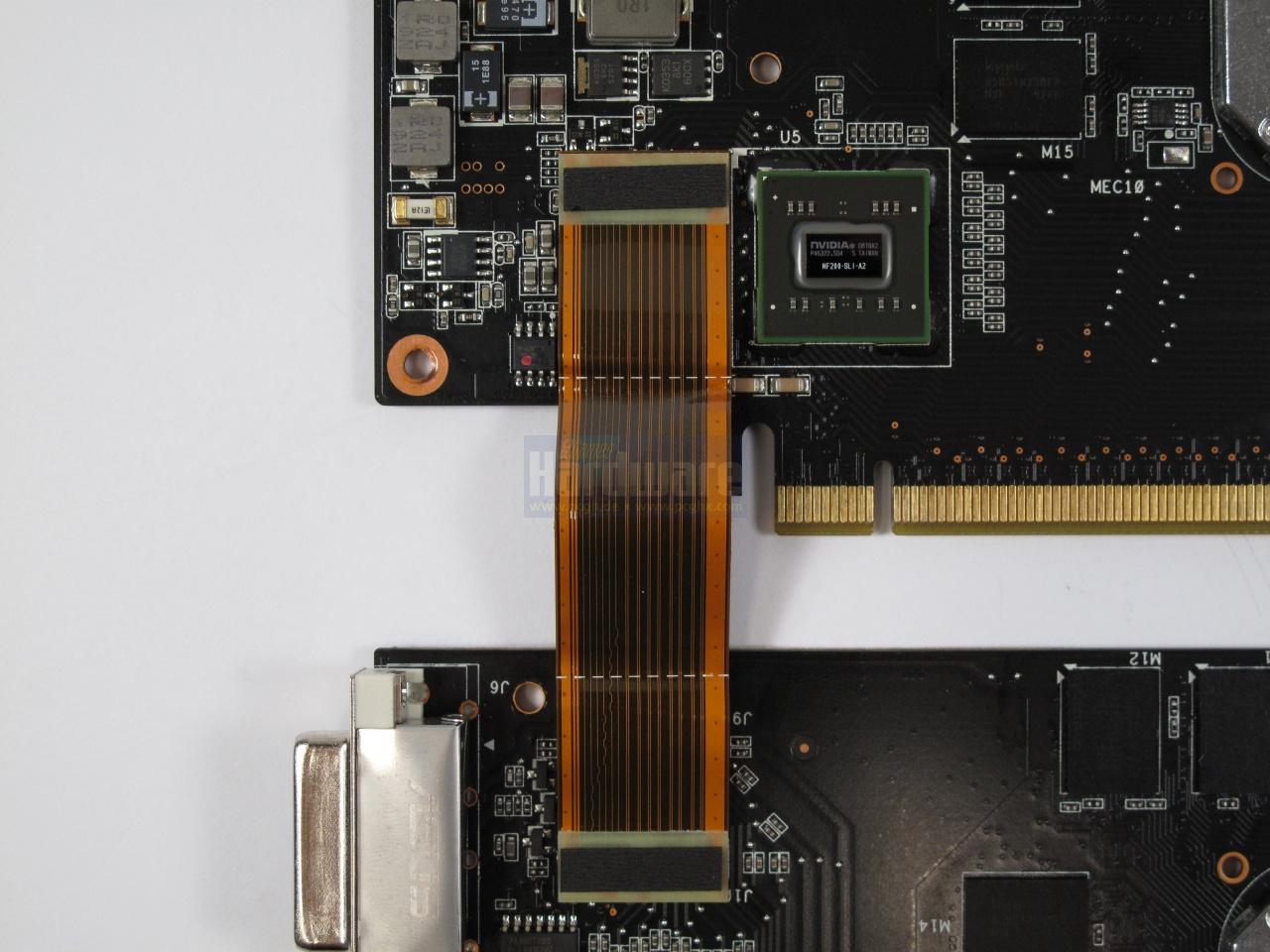 [31/08/2009] Asus Mars: Die zwei PCBs sind via SLI-Bridge verbunden