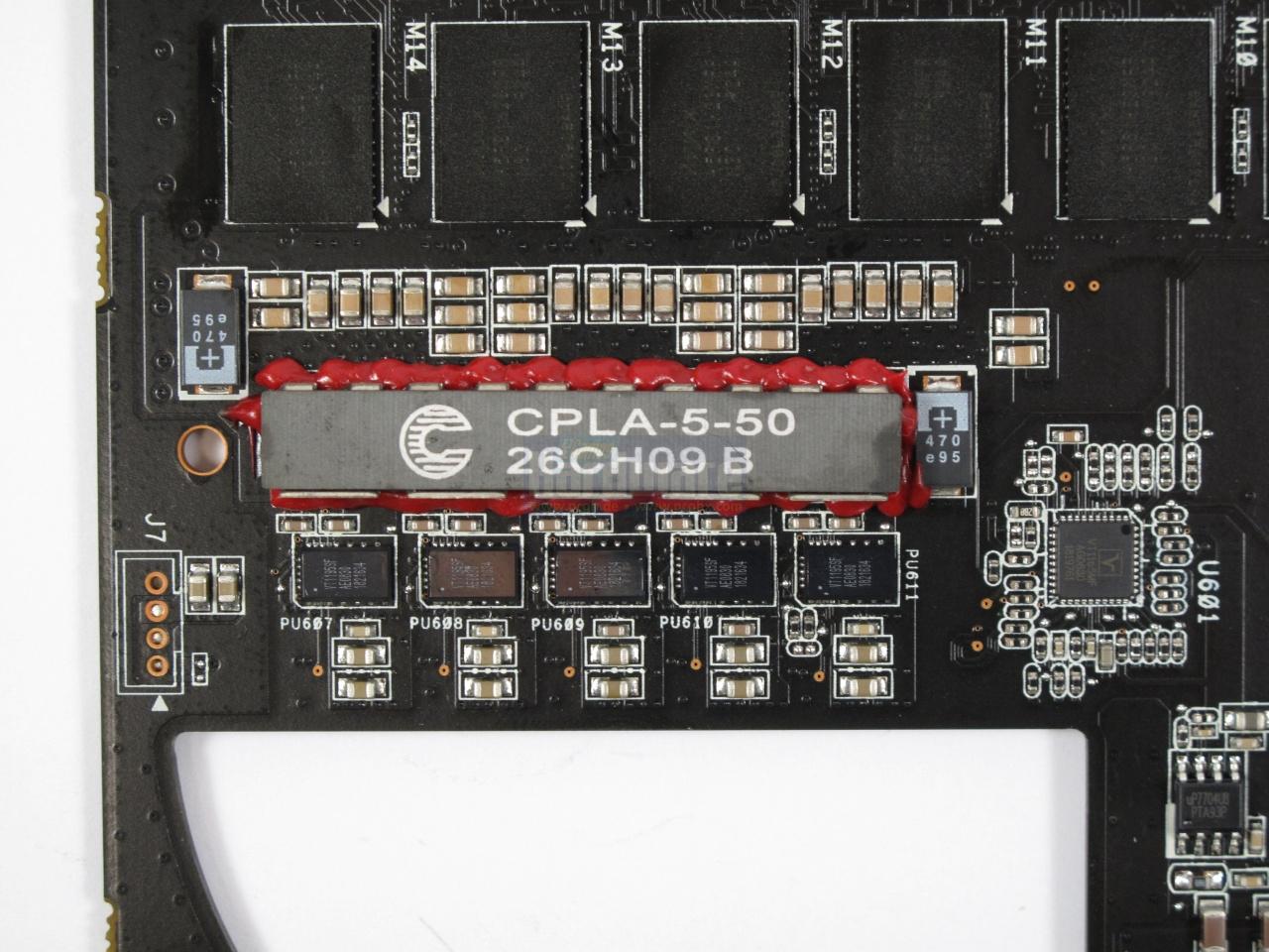 [31/08/2009] Asus Mars: Die Spannungsversorgung ist mit Heißkleber versehen, um Vibration abzumildern.