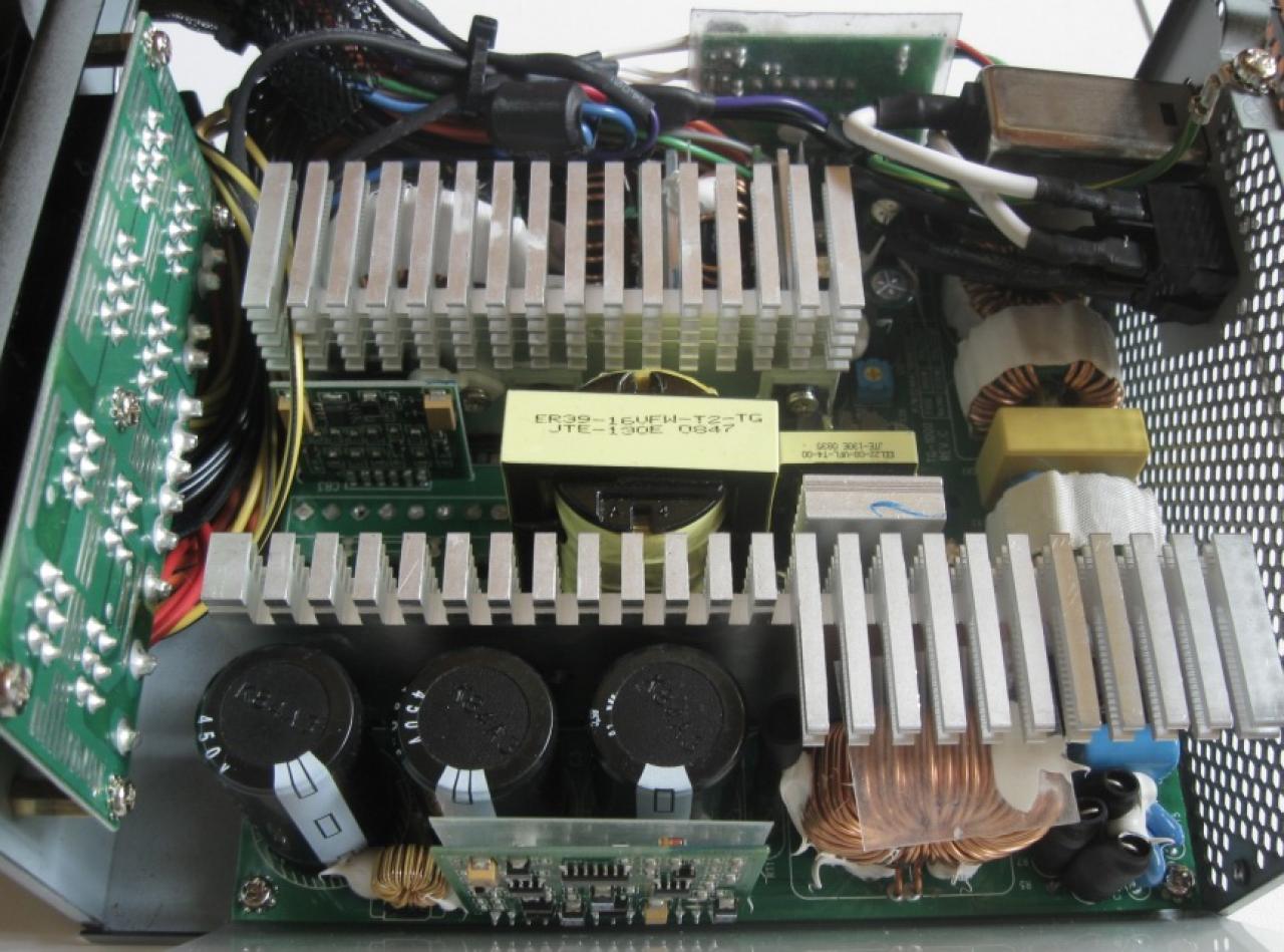 [13/08/2009] Hier sehen Sie die Elektronik eines leistungsstarken PC-Netzteils. Insbesondere fallen die beiden großen Kühlkörper und die üppig gewählten Bauteile auf. 