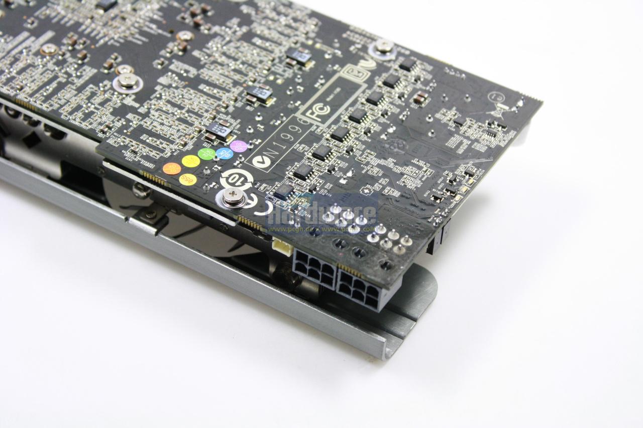 [24/08/2009] MSI Geforce GTX 275 Lightning: Die Stromversorgung ist über zwei 6-Pol-Anschlüsse gewährleistet.