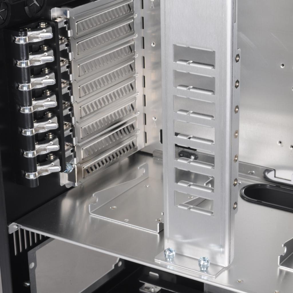 [11/08/2009] Lian Li PC-X1000 teilt den internen Raum in drei Zonen auf. (11)