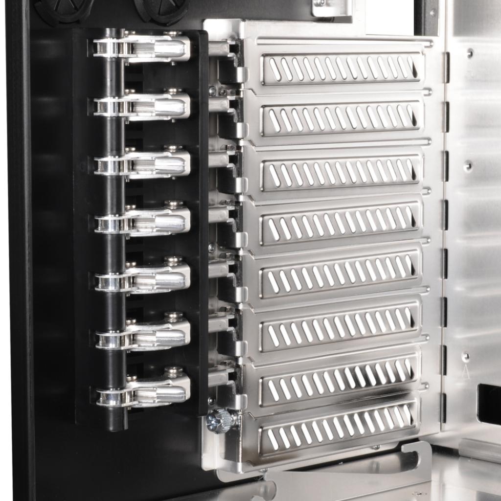 [11/08/2009] Lian Li PC-X1000 teilt den internen Raum in drei Zonen auf. (15)