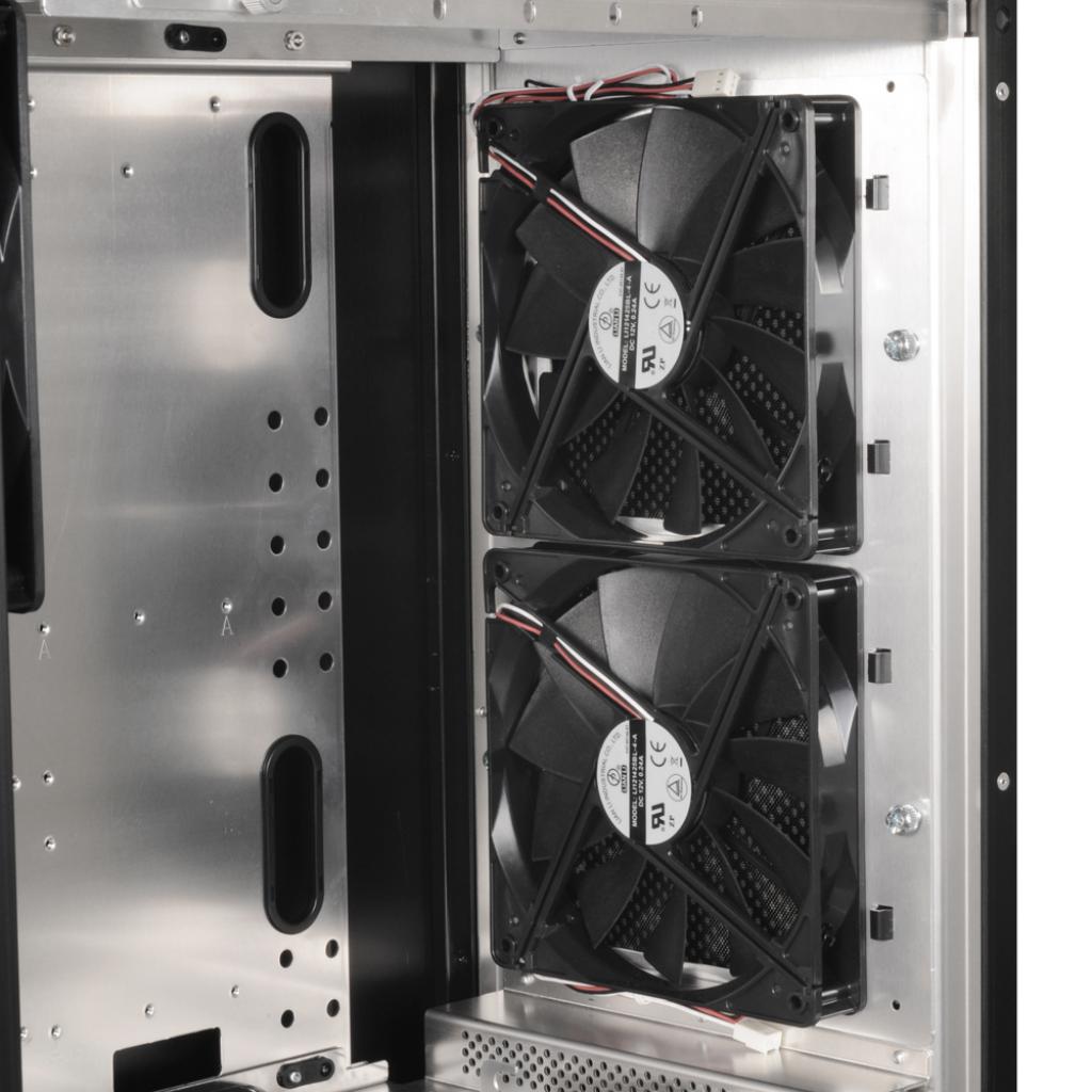 [11/08/2009] Lian Li PC-X1000 teilt den internen Raum in drei Zonen auf. (17)