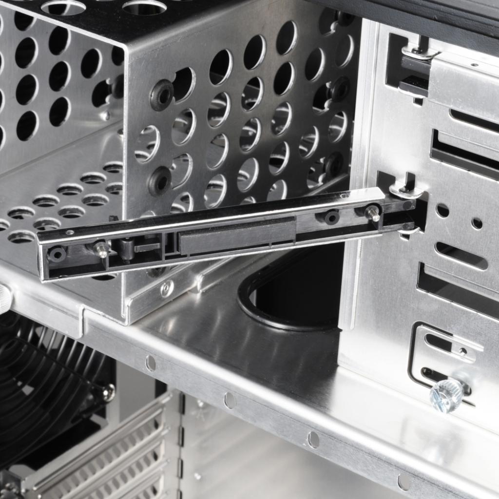 [11/08/2009] Lian Li PC-X1000 teilt den internen Raum in drei Zonen auf. (18)