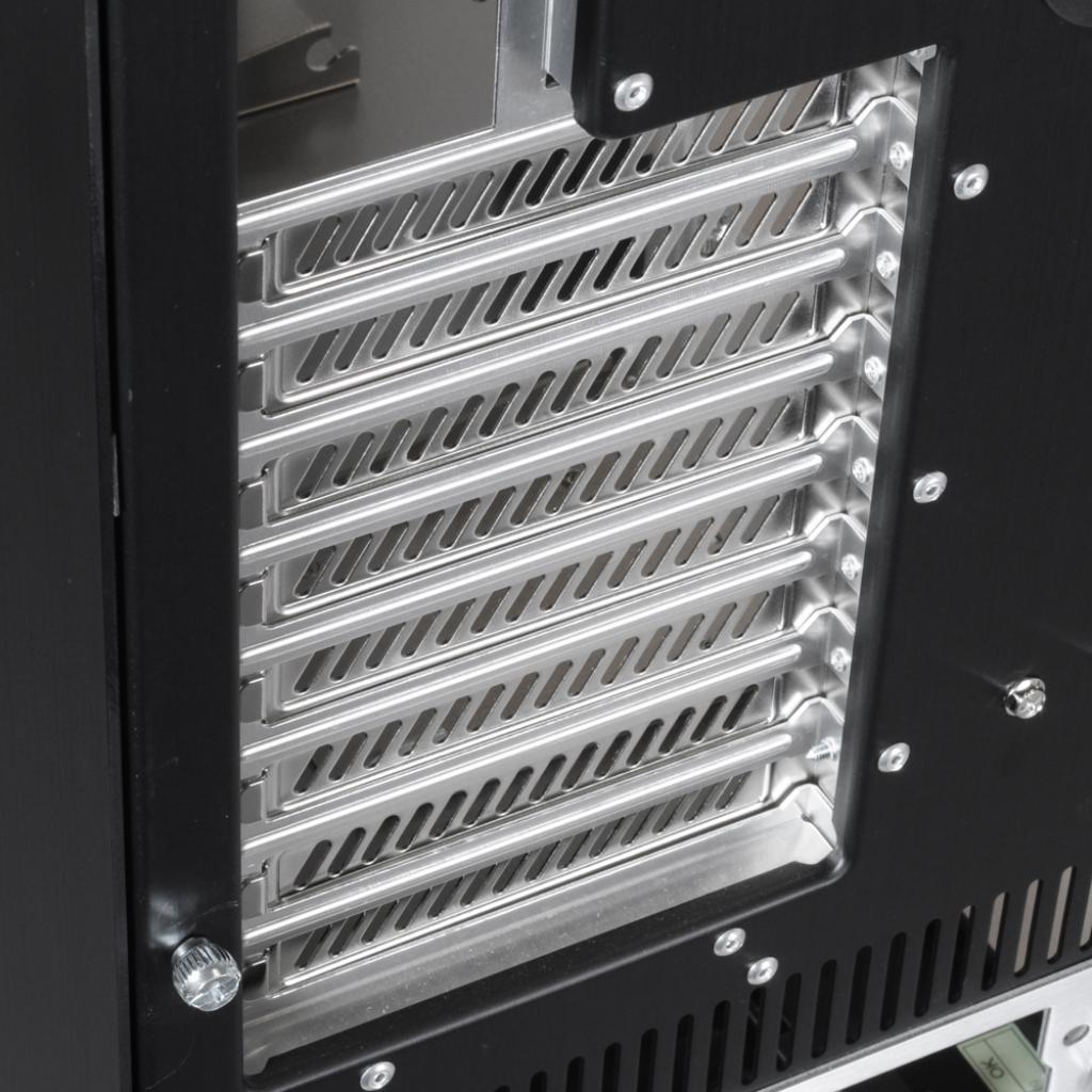 [11/08/2009] Lian Li PC-X1000 teilt den internen Raum in drei Zonen auf. (20)