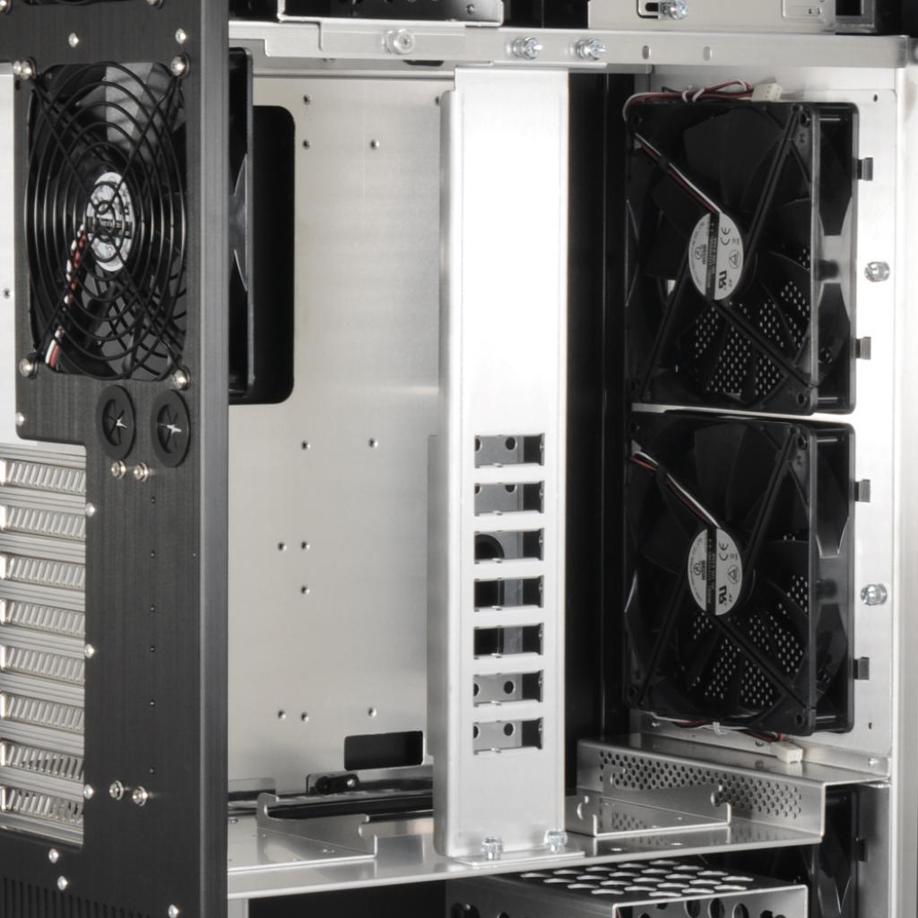 [11/08/2009] Lian Li PC-X1000 teilt den internen Raum in drei Zonen auf. (22)