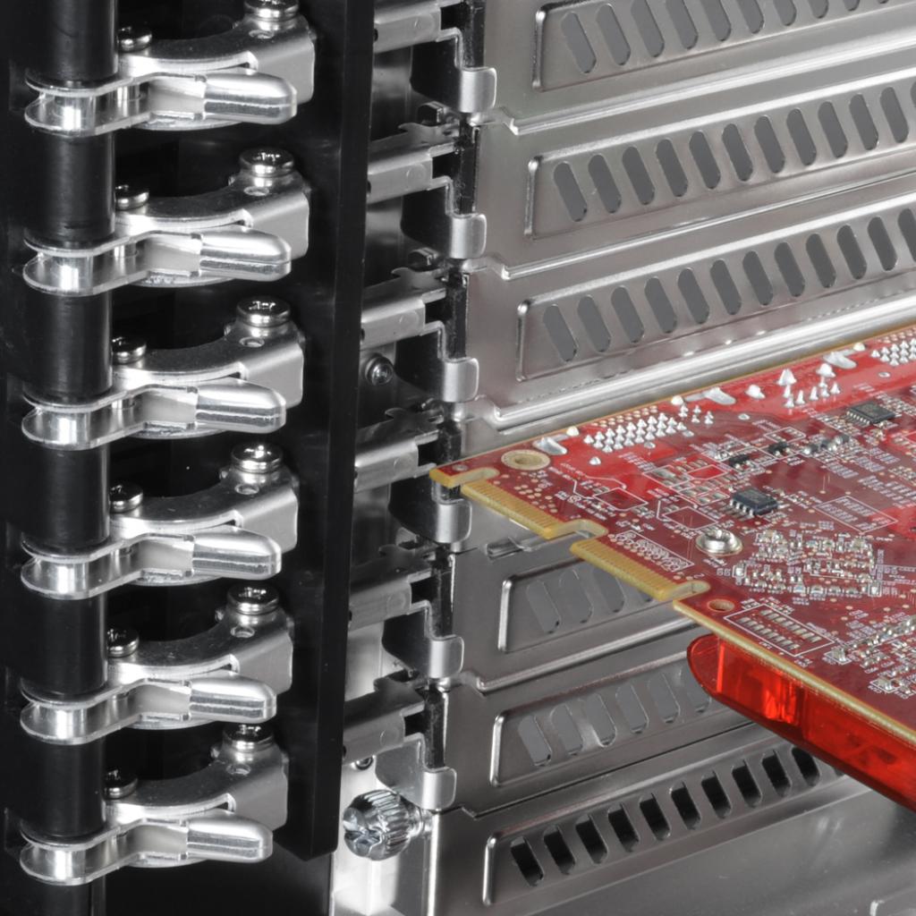 [11/08/2009] Lian Li PC-X1000 teilt den internen Raum in drei Zonen auf. (28)