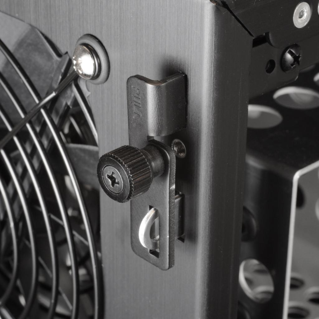 [11/08/2009] Lian Li PC-X1000 teilt den internen Raum in drei Zonen auf. (29)