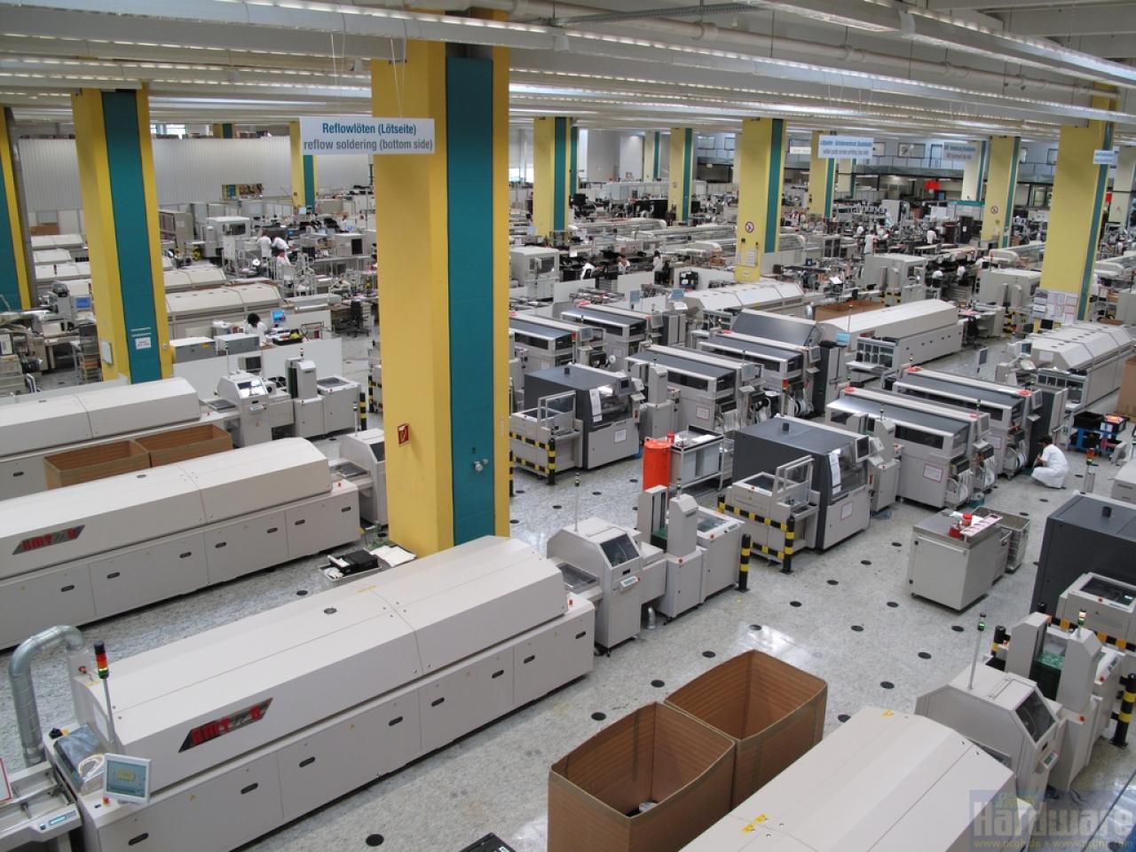 [15/09/2009] Fujitsu Mainboard-Produktion: Blick über die Produktionshalle