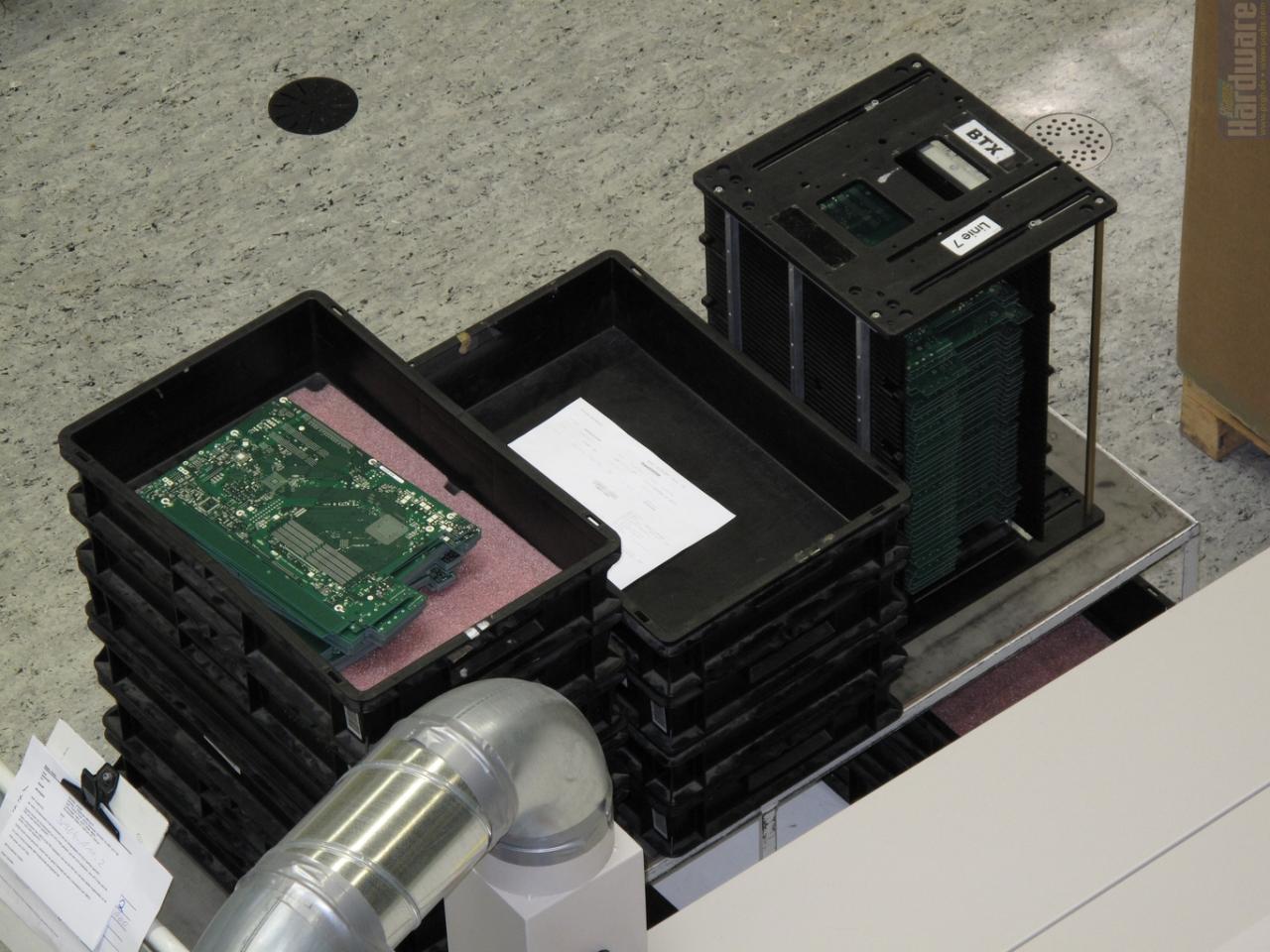 [15/09/2009] Fujitsu Mainboard-Produktion: Platine kurz vor dem Bestücken