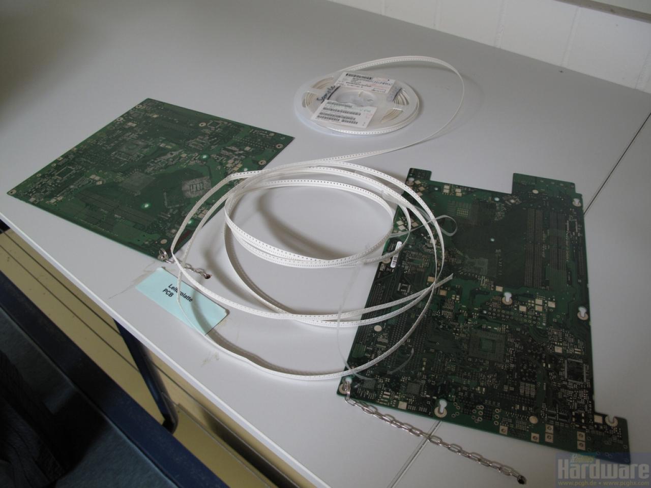 [15/09/2009] Fujitsu Mainboard-Produktion: Platine und Bauteile (auf der Rolle)