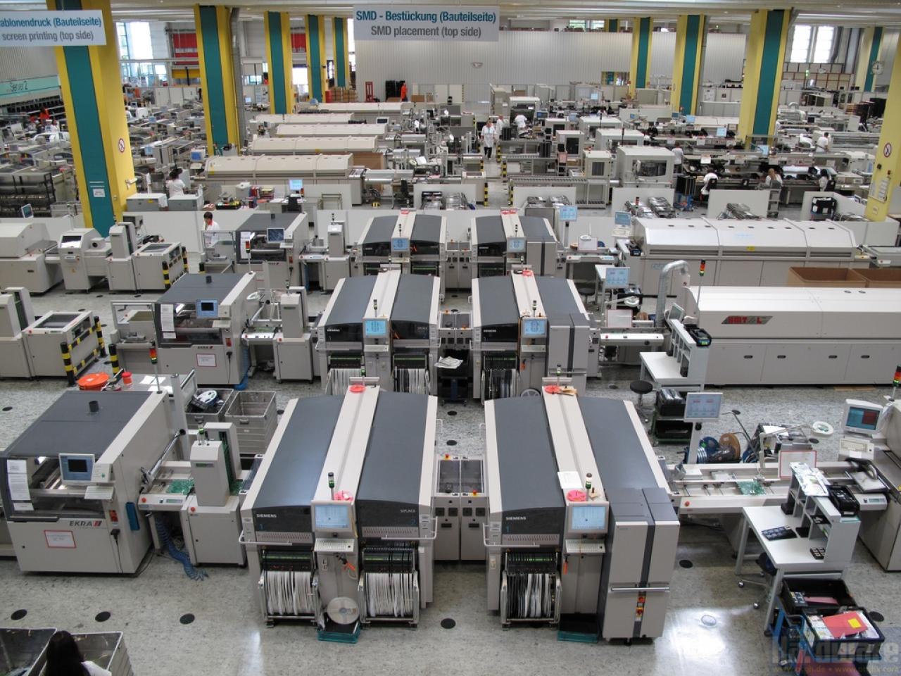 [15/09/2009] Fujitsu Mainboard-Produktion: Die Bauteile werden von den Maschinen aufgebracht.