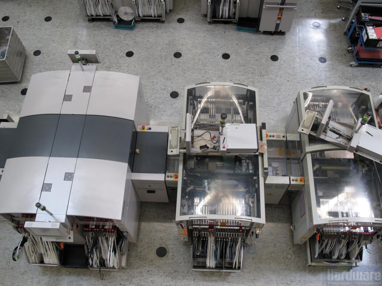[15/09/2009] Fujitsu Mainboard-Produktion: An der Seite können Sie die Bänder mit den Bauteilen erkennen.