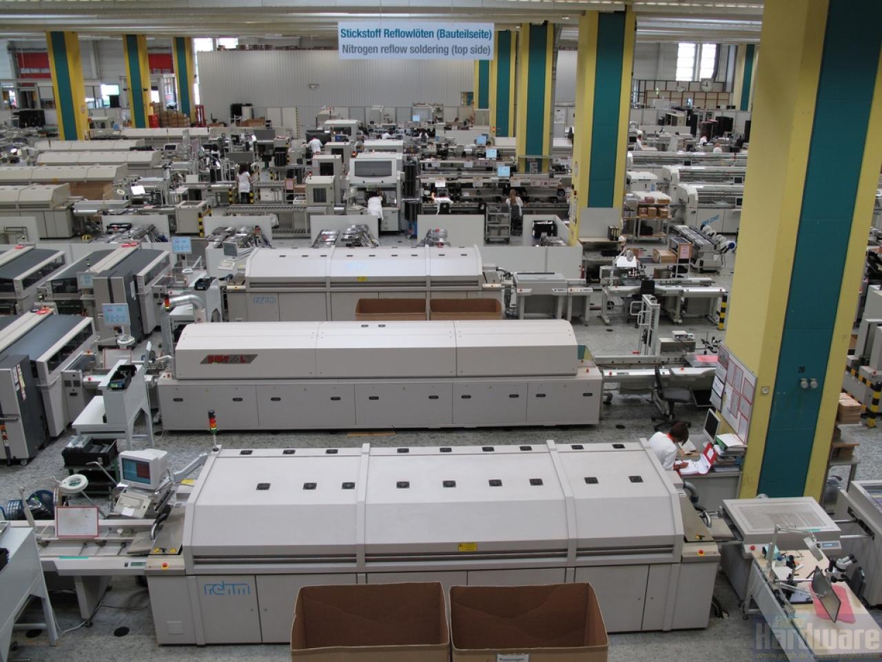 [15/09/2009] Fujitsu Mainboard-Produktion: Die Bauteile werden verlötet.