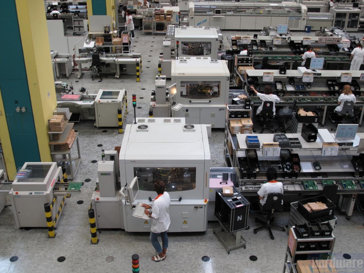 [15/09/2009] Fujitsu Mainboard-Produktion: Größere Bauteile werden von einer Maschine aufgebracht.