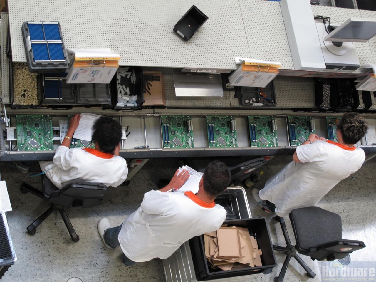 [15/09/2009] Fujitsu Mainboard-Produktion: Mitarbeiter müssen Bauteile aufstecken, die die Maschine nicht aufbringen kann.